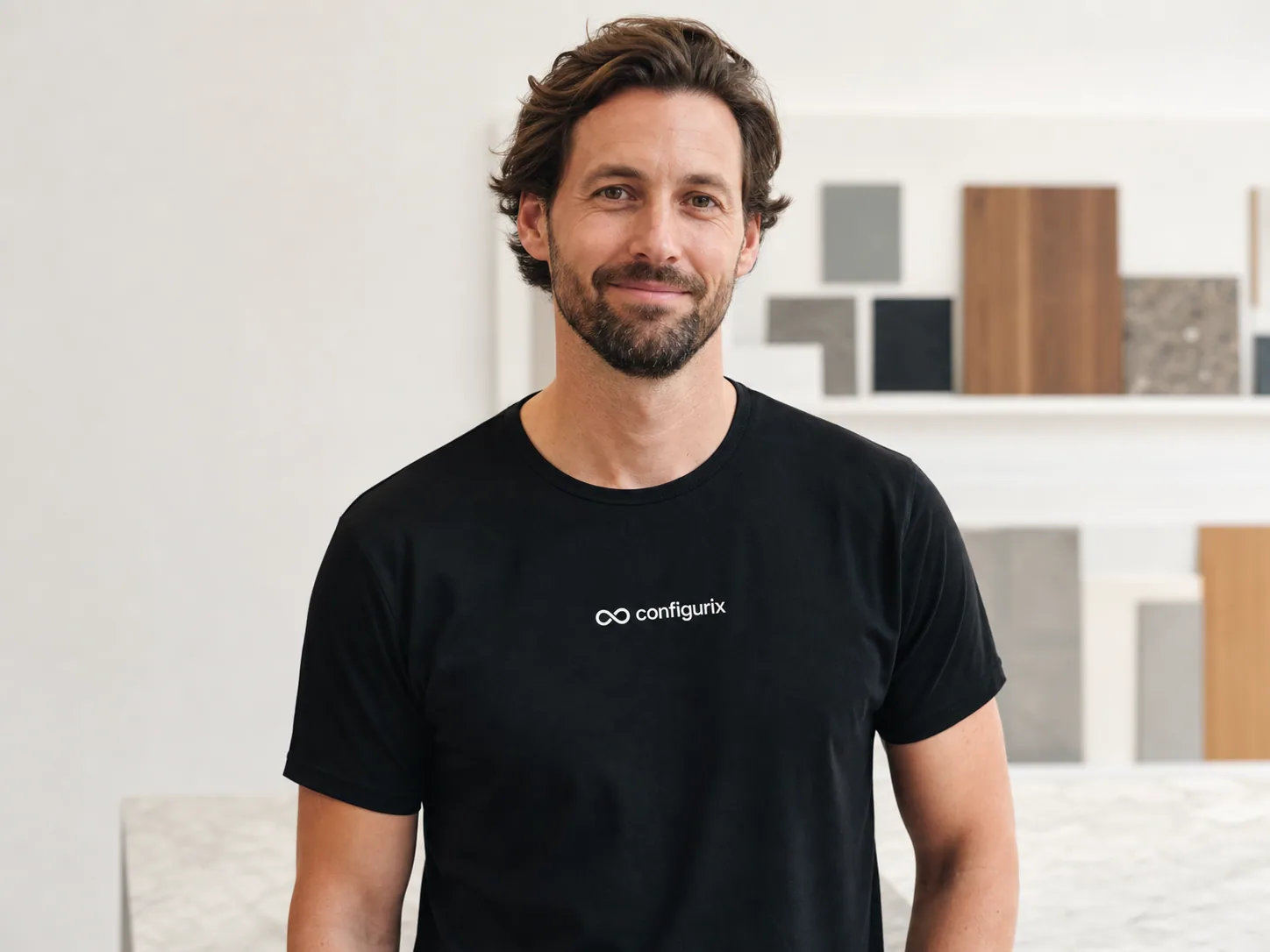 Illustrativer Configurix-Produktberater mit Marken-T-Shirt